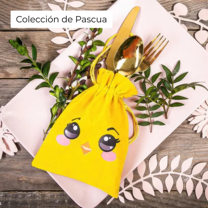 Bolsita de Pascua amarilla con diseño de pollito para decorar la mesa y guardar cubiertos.